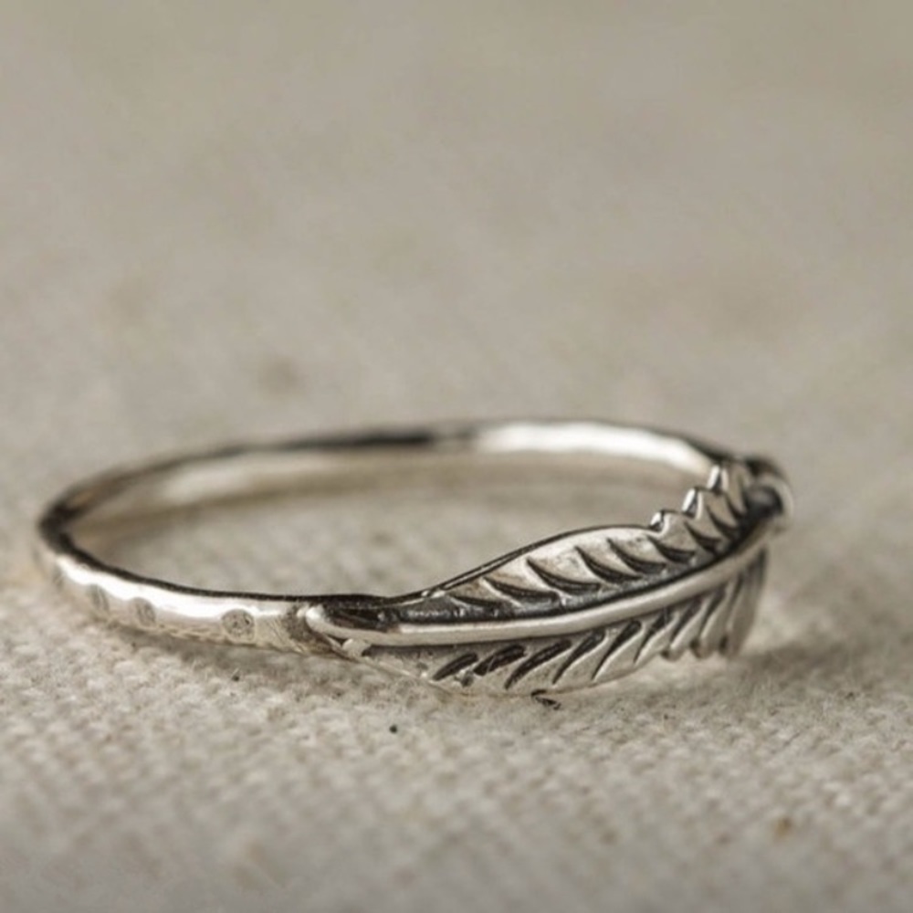 Detailed 925 Silver Antiqued Feather Ring - Picture 3 of 7